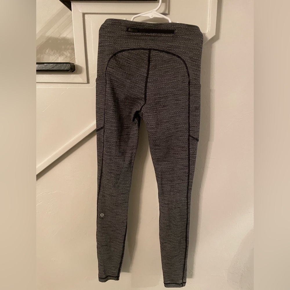 Lululemon black/white leggings with pockets